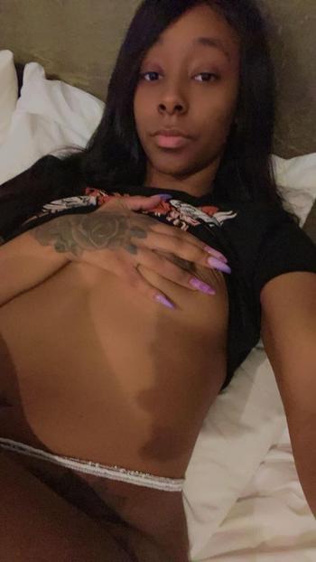 Queenie, 24  female escort, Fort Collins